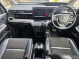 運転席まわりの全体です。ナビは真ん中の高い位置にあり、運転中も目線を大きく動かさずに見られます。