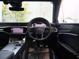 内装はシンプルに使い勝手を考え作られています。お車を運転する感覚をダイレクトに体感して頂けます。室内も広くロングドライブにも快適にお過ごしいただけます。