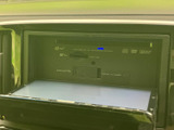 オーディオ機器の操作部がまとまっており、各表示やボタンを確認しながら扱いやすい構成です。手元で機器の状態を把握しやすく、日常の移動時にも活用いただけます。