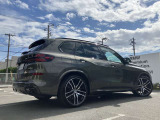 スタイリッシュなリアビュー。リアフォグランプを採用し、悪天候の走行時に後続のドライバーにし車両を示します。デザインだけではなく、安全面にも抜かりが無いBMWで駆け抜ける喜びを体感下さい。