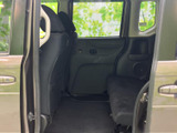 後席は足元にゆとりがあり、乗員が落ち着いて座れる空間です。窓が大きく外の景色を見やすいため、同乗者も開放感を感じながら過ごせます。室内は黒を基調にまとまっています。