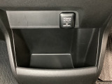 アクセサリーソケットはUSBのアダプターなどをつければ、スマホの充電にも使えます。周辺には物が置けるボックスがついています。