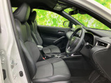 前席は視界が広く、運転席から周囲や前方を確認しやすいレイアウトです。シートにはゆとりがあり、乗り降りもしやすい開口部で、毎日の移動から長めのお出かけまで快適にお使いいただけます。