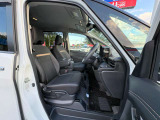 厚みがあって、座り心地のいいソファのようなシート。上質感のある空間で運転席も助手席もリラックスしてゆったりと座れます。
