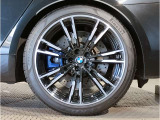 【BMWアロイホイル】軽量かつ強度に拘ったアロイホイル。走行性能ポテンシャルを引き出す設計。車の足元を引き締めてくれる大きなポイントはアロイホイルです。