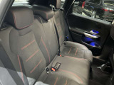 メルセデスのシートは少し硬めになっております。長時間の運転の際、適度な反発があることでお尻や腰の負担を減らす効果が御座います。