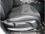運転席ハイトアジャスター装備(ラチェット式・手動) レバー操作でシートの高さの調節が可能。自分に合ったドライビングポジションで、運転をより安心・快適にします。