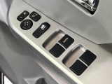 【電動格納ミラー】サイドミラーは電動格納式となっており、狭い駐車場でもキズがつくリスクを抑えられます。