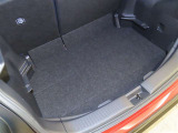 後席使用時でも、十分な荷室空間を確保しております。