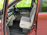 運転席と助手席が並ぶ前席は、明るい色合いのシートで落ち着いた印象です。座った位置から前方を見渡しやすく、足元にもゆとりが感じられるため、日常の移動を快適に過ごせます。