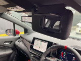 運転席には鏡付きのサンバイザーが付いていますので便利です。