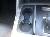 運転席・助手席どちらからも使いやすく、飲み物を手元に置きやすい位置にドリンクホルダーがございます。