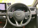 握りやすい形状で、左右には複数のスイッチを備えたステアリングです。運転姿勢のまま手元で各種操作にアクセスしやすく、前方を確認しながら必要な機能を使えるため、毎日の運転を支えます。