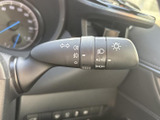 表示がレバー上にまとめられており、運転席から各操作の位置を確認しやすい設計です。手元で扱えるため視線移動を抑えやすく、日常の運転を支える装備として役立ちます。