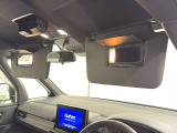 ★【あると便利な装備】サングラスボックス+運転席・助手席サンバイザー内側ライト付きミラー+マップランプが装備されています