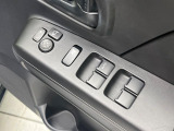 【電動格納ミラー】サイドミラーは電動格納式となっており、狭い駐車場でもキズがつくリスクを抑えられます。