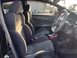 前席は身体を支える形状のシートで、運転席と助手席の間には操作部や収納スペースを配置。ドアを開けた際の視界も広く、乗り降りから着座まで自然に過ごせる空間です。