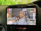 テレビ番組を画面で楽しめる装備です。停車中の休憩時間などに映像をご覧いただけるため、車内で過ごすひとときにも便利。視聴の際は安全のため、必ず停車した状態でご利用ください。