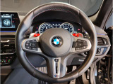 【ハンドル】ドライバーとBMW車の一体感がダイレクトに伝わるステアリングホイール。形状・太さへの拘りに加えて、操作性を高める為にスイッチ類も配置。クイックかつ安定のドライビングを体感下さい!