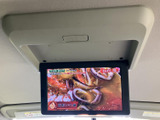 後席側に設置されたモニターで映像を楽しめる装備です。停車中の休憩時間などにも活用でき、車内で過ごす時間の楽しみを広げます。画面の角度や位置も見やすく調整してご利用いただけます。