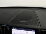 【harman/kardon】世界のオーディオファン垂涎のプレミアムサウンドシステムを搭載。原音に近い音場空間を忠実に再現。乗る人すべてに最良の音響体験を提供します。