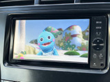 車内でテレビ番組を楽しめる画面を備えています。停車中の待ち時間に映像を視聴でき、画面表示も見やすく、ひと息つく時間に活用できます。