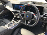BMW 伝統のコックピットはドライバー志向で設計され、人間工学を駆使し、細部に到るまで設計されたコックピットを実現しました。