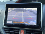 後方の映像に加えて目安となるガイド線も表示され、駐車時に車両周辺を確認する助けになります。周囲を目視しながら、後退時の確認に活用できる装備です。