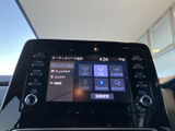 画面上にオーディオソースが表示され、AM・FMやUSB、Bluetoothなどを確認できます。選択肢がまとまっていて、日常の音楽再生にも便利にお使いいただけます。
