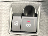 【電動パーキングブレーキ】パーキングブレーキは便利な電動式!ボタン一つで操作でき、アクセルを踏めば自動で解除されます♪レバーやペダルが無いので運転席廻りもすっきりしますね♪