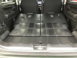 後部座席を倒す事でトランクスペースの広さにアレンジ可能♪