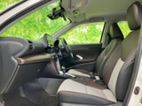 前席から後席まで見渡せる車内は、同乗者との会話もしやすい落ち着いた空間です。座席には明るい色と濃い色の組み合わせが採用され、ゆったり腰掛けて過ごせる印象です。