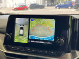 後方の映像に加えて車両周辺を上から見た表示も確認でき、駐車時の周囲確認をサポートします。ガイド線も表示されるため、車庫入れや狭い場所での切り返しに便利です。