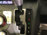 操作しやすいATシフトです。シフトチェンジを気にしなくてよいので運転だけに集中できますね。自然と手に届くところにある、手になじむ形状のシフトノブがいいですね。