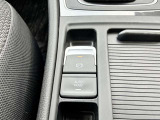 電動パーキングブレーキはホールド機能付きで信号待ちなどブレーキから足を離すことができ、発進時に踏み変えることなく素早い加速ができます。加えてオートホールド機能も装備しています。