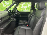 前席は座面と背もたれに厚みのある形状で、運転席・助手席ともに落ち着いて過ごせる空間です。フロントウインドウから前方を見渡しやすく、明るさも感じられます。黒を基調とした内装で、日常使いにもなじみます。