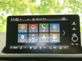 タッチ画面にナビやラジオ、電話などの項目が並び、使いたい機能を見つけやすい構成です。スマートフォン連携のメニューも備わり、日常の移動を便利にサポートします。