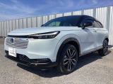 車名の由来:ヴェゼルはカットした宝石の小さな面(Bezel)とクルマ(Vehicle)を組み合わせた造語で、「角度によって表情を変える宝石のように、多面的な魅力と価値を持つクルマ」を意味する。