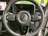 手元に複数のスイッチを備え、運転姿勢を保ちながら各種機能を操作しやすい仕様です。メーターも正面に配置され、必要な情報を見ながら落ち着いて運転に集中いただけます。