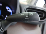 オートマチックハイビームとは、先行車や対向車のライトを認識し、ハイビームとロービームを自動で切り替える機能です。夜道の視界を確保します。詳細は販売店スタッフまでおたずねください。