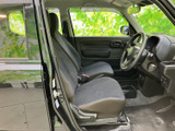 明るく見通しのよい運転席まわりで、前方や左右の様子を確認しやすい空間です。シートは落ち着いた色合いで、足元にもゆとりがあり、毎日の乗り降りも快適です。