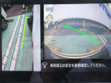 ナビ画面にアラウンドビュ-モニタ-の映像を映し出しています。  狭い場所での車庫入れをサポ-トしてくれる便利アイテムです。