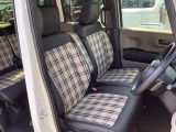 【ベンチシート】運転席と助手席の移動もスムーズ!狭い駐車場での乗り降りや、お子様の乗り降りにも便利です。座席の間にコンソールボックスやドリンクホルダーがないため、車内空間が広く感じます。