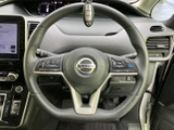 ステアリングには複数のスイッチがまとまり、運転席から手元で各種機能を操作できます。メーターやナビも見渡せる位置にあり、必要な情報を確認しながら運転に集中しやすい環境です。