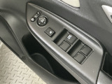 運転席のスイッチで全てのウィンドウの開閉操作を行うことができます。ロックボタンをONにしておくと、運転席以外のウィンドウは作動しないのでお子様を乗せているときなども安心ですね♪