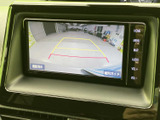 後方の様子を画面で確認でき、駐車時や狭い場所での後退をサポートします。画面には目安となるガイド線も表示され、車庫入れ時の位置確認に役立ちます。