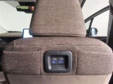 充電用USB端子(Type-C)2個[運転席シートバック]&運転席シートバックスマホポケット2個