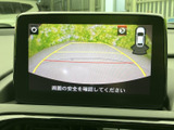 画面に後方の映像とガイドラインが表示され、駐車時の後方確認をサポートします。車両位置の目安を視覚的に把握しやすく、狭い場所での駐車にも役立つ装備です。