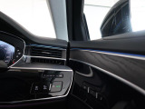 シートの高さ、前後、角度、リクライニング機能の電動調整可能。運転席とドアミラーなどのポジションを記憶し、ボタン操作だけでセットされたポジションを自動的に再現する2プリセット分のメモリー機能が付きます