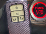【Hondaスマートキー】カバンやポケットに入れたままでもドアの施錠・解錠が可能なスマートキーを装備。エンジンのオン・オフ時もカギを取り出す必要が無いからとっても便利です♪